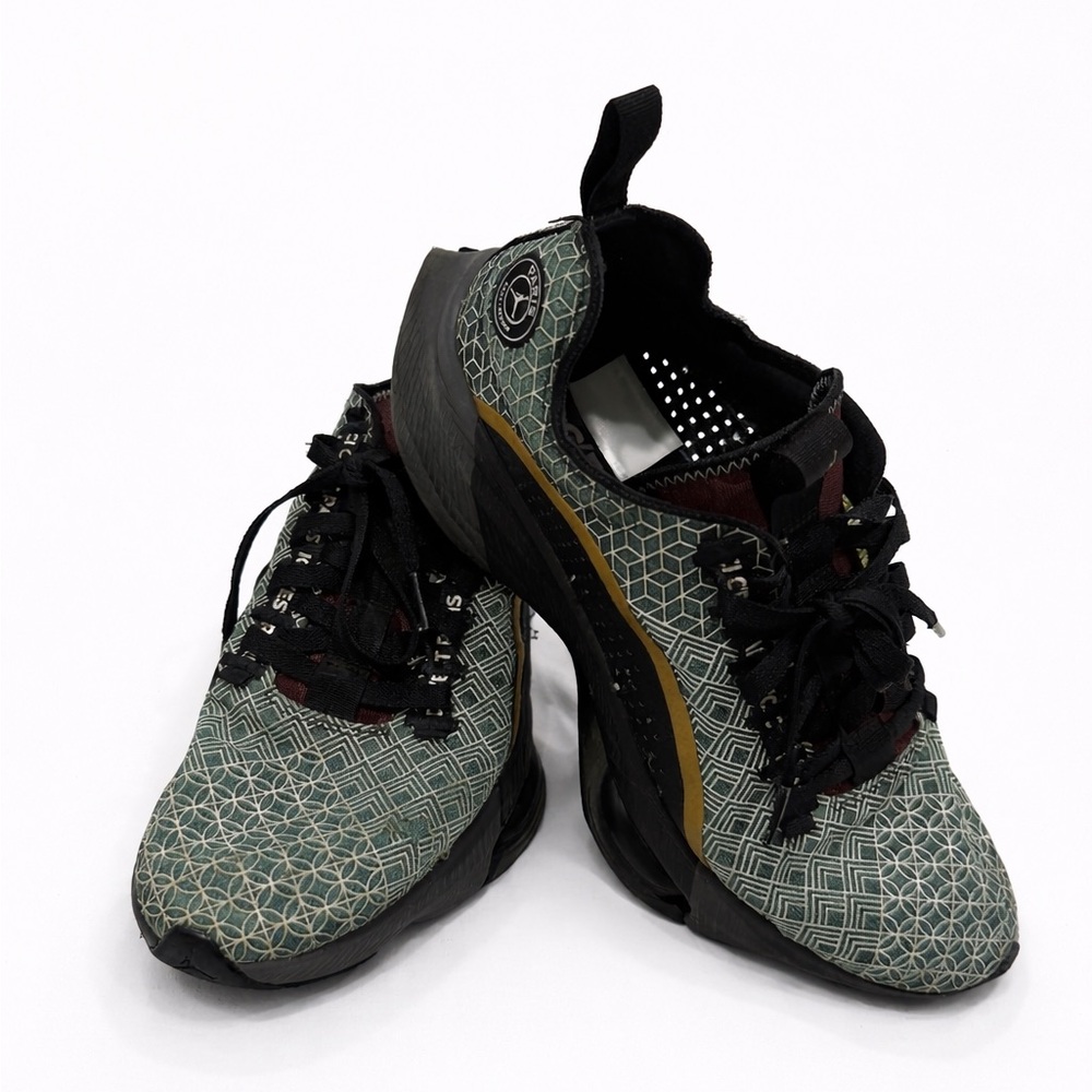 Stylish Geometric Pattern Sneakers - image 1